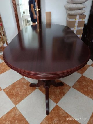 Mesa extensible tallada haya. Patas torneadas.