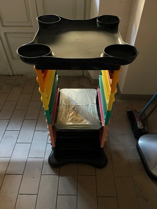 Carrello portaoggetti con cassetti colorati