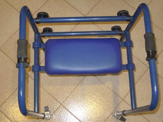 Deambulatore da interno con seduta e ruote