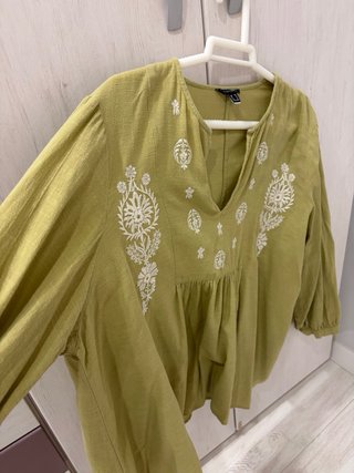Blusa verde bordada Cortefiel