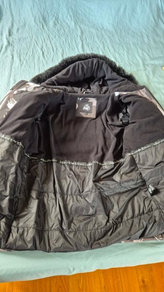 Chaqueta acolchada con capucha y pelo