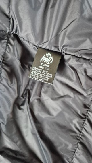Chaqueta acolchada con capucha y pelo