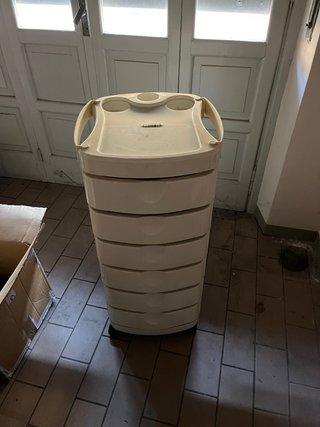 Carrello portaoggetti con cassetti