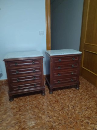 Cómoda antigua de madera con tapa de mármol