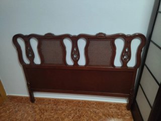 Cómoda antigua de madera con tapa de mármol