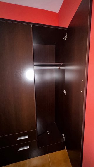 Armario de madera marrón