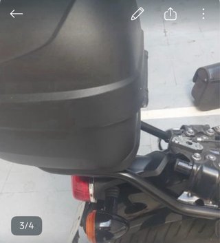 Baúl y soporte Triumph para casco