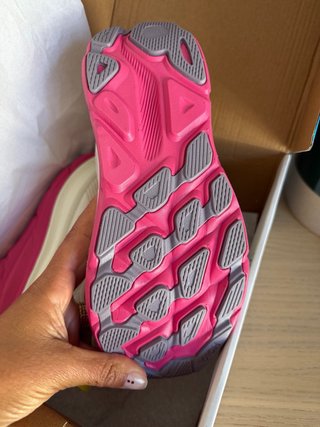 Zapatillas Hoka, sin estrenar y en su caja.