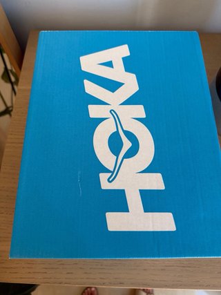 Zapatillas Hoka, sin estrenar y en su caja.