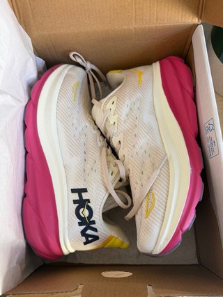 Zapatillas Hoka, sin estrenar y en su caja.