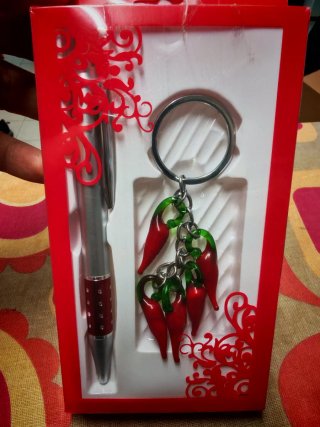 Set portachiavi e penna peperoncini