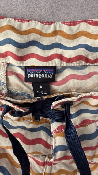 Pantalón corto Patagonia ondas multicolor