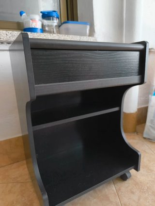 Mueble auxiliar negro con ruedas