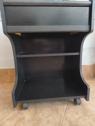 Mueble auxiliar negro con ruedas