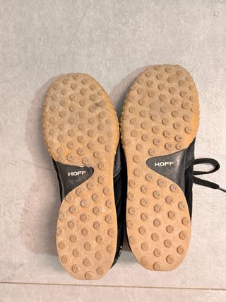Zapatillas negras y marrones. Marca Hoff