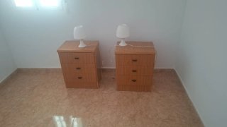 Mesitas de noche de madera con lámparas