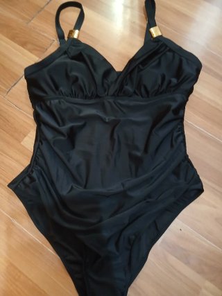 Bikini negro con detalles dorados