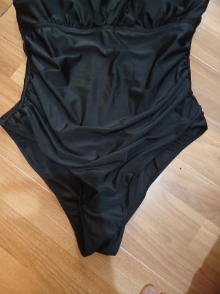 Bikini negro con detalles dorados