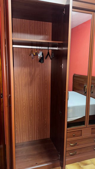 Armario de madera con puertas de cristal