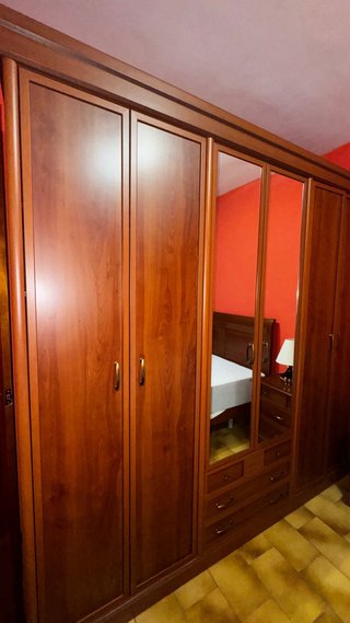 Armario de madera con puertas de cristal