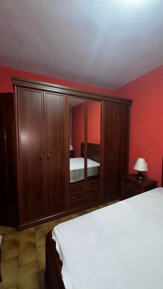 Armario de madera con puertas de cristal
