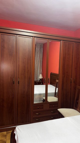 Armario de madera con puertas de cristal