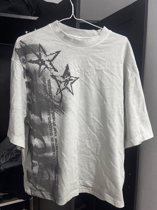 Camiseta gráfica de estrellas grises