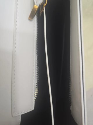 Bolso Blanco con detalles dorados