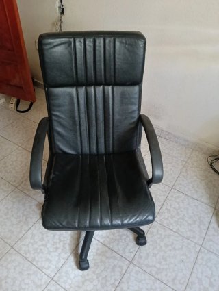Silla de oficina negra de piel