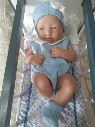 Cuna de muñeco y muñeco bebé