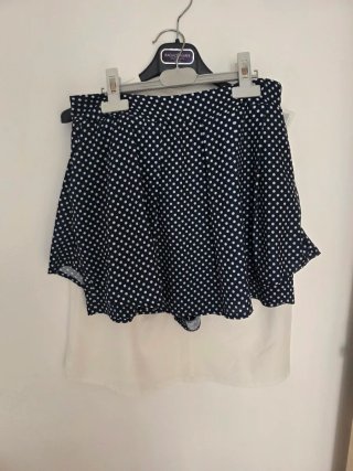 Conjunto blusa blanca y falda pantalón lunares