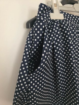 Conjunto blusa blanca y falda pantalón lunares