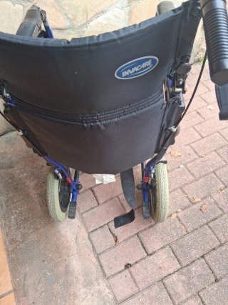 Silla de ruedas invacare económica plegable.
