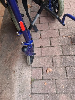 Silla de ruedas invacare económica plegable.