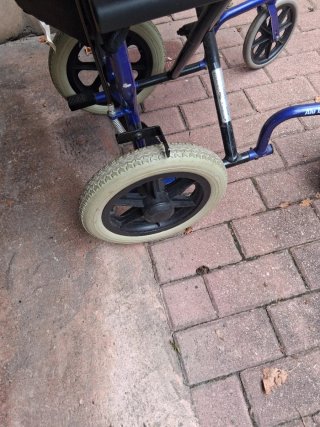 Silla de ruedas invacare económica plegable.