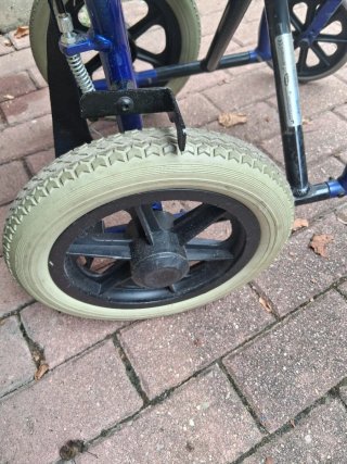 Silla de ruedas invacare económica plegable.