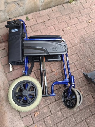 Silla de ruedas invacare económica plegable.