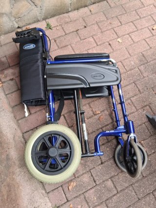 Silla de ruedas invacare económica plegable.