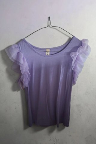 Camiseta lila con volantes