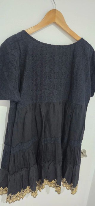 Blusa negra con detalles dorados