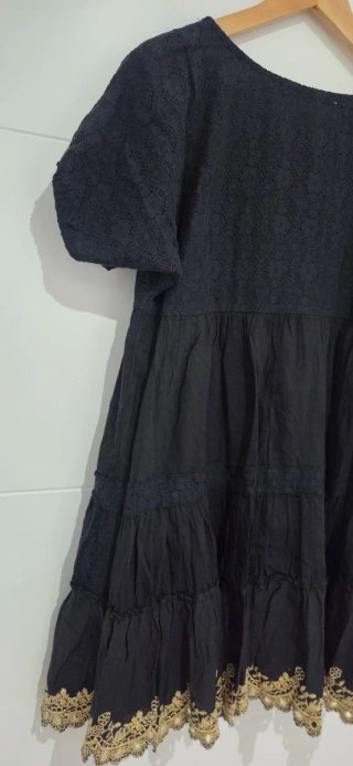 Blusa negra con detalles dorados