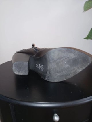 Stivaletti neri borchiati