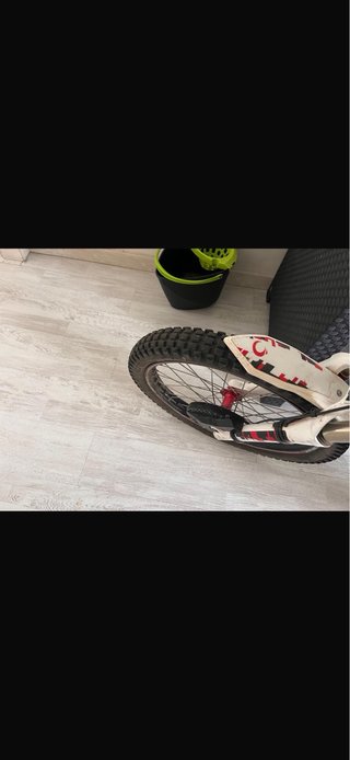 OSET 24.0 Moto de Trial Roja y Blanca  Electrica.