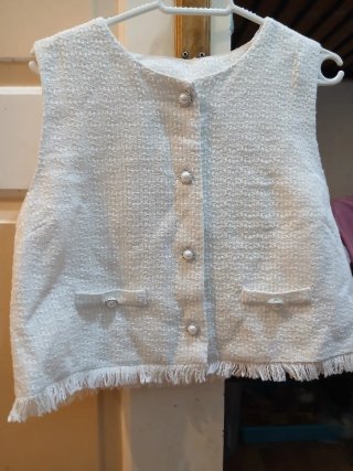 Chaleco blanco con botones y flecos