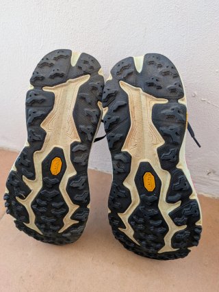 Hoka Challenger 8 y Speedgoat 6 45 1/3