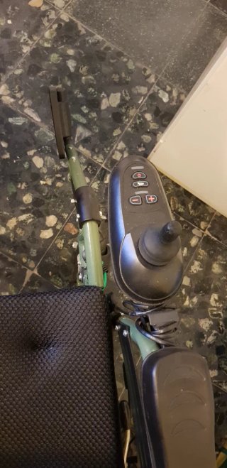 Silla de ruedas con motor eléctrico