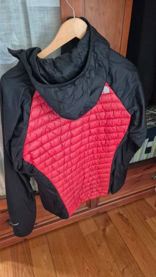 Chaqueta The North Face Roja y Negra