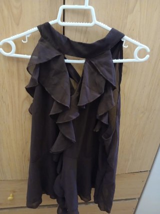 Blusa marrón con volantes
