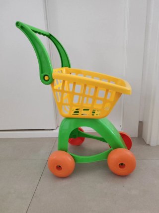 Carrito de compra de juguete amarillo y verde