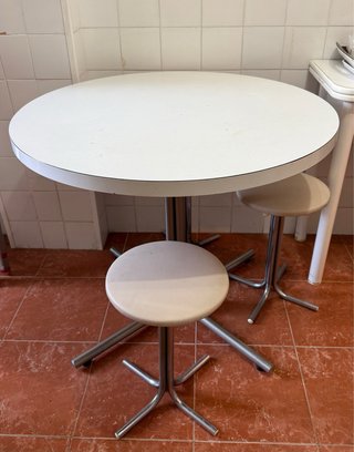 Mesa de cocina redonda con 2 taburetes